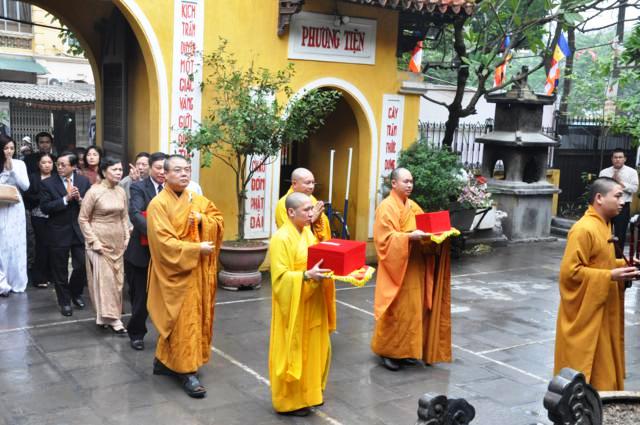 Cung[-]nghinh[-]vào[-]chính[-]điện